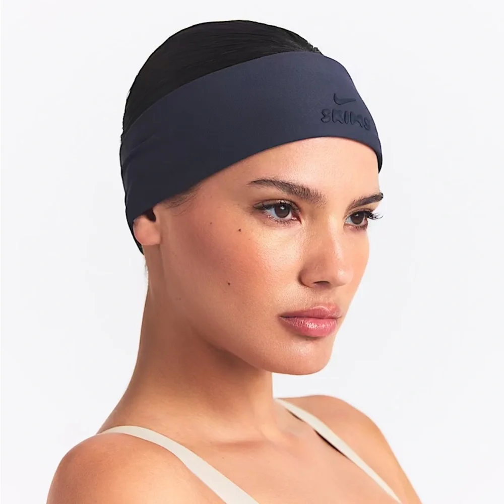 Nike SKIMS Headband Deep Royal - Picture 1 of 4